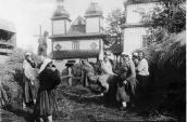 1916 р. Група селян на тлі церкви