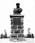 Фото. Бюст І.Д. Сірка