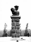 Фото. Бюст І.Д. Сірка. Інший ракурс