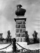 Фото. Бюст І.Д. Сірка