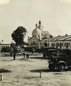 [1940-і рр.?] Церква у панорамі площі