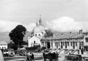 [1940-і рр.?] Церква у панорамі площі…