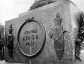 Фрагмент п’єдесталу. Бронзове…