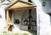 [2004 р.] Ніша № 4 з дерев’яним навісом