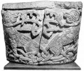 Капітель з зображенням звірів