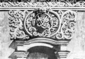Ліпний декор над порталом