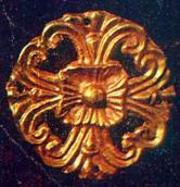 Бляшка у формі розквітлого хреста