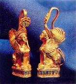 Скроневі кулони у формі сидячих сфінксів