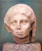 Скульптурна голова жінки