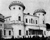 Центральна частина головного фасаду