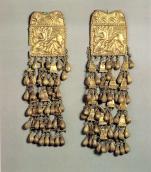 Дві нагрудних прикраси