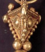 Піраміда лівої сережки