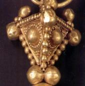 Піраміда правої сережки