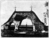 1907 р. Ворота церковної садиби. Фото