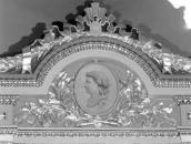 [2003 р.] Медальйон над каміном із…