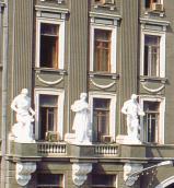 Фрагмент фасаду зі скульптурами