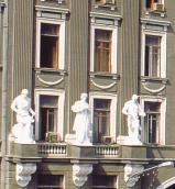 Фрагмент фасаду зі скульптурами