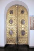 Мідні позолочені двері входу до собору…