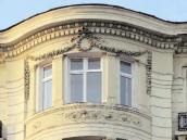 Фрагмент 6-го поверху головного фасаду