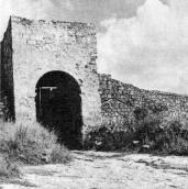 1973 р. Велика башта з брамою…