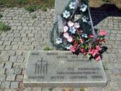 Гранітна плита в центрі кладовища