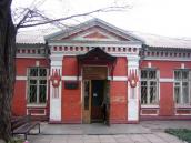 2008 р. Парадний вхід до будинку школи