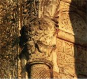 Різьблена капітель порталу