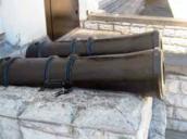 Гармати козацьких часів біля головного…