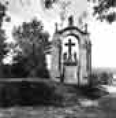 Рис. 21. Каплиця та обеліск на…