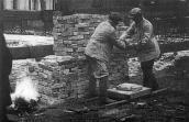 1929 р. Складання цегли, розібраної з…