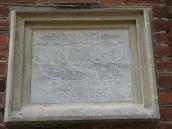 Напис на контрфорсі біля порталу