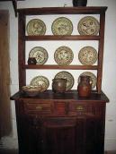 2009 р. Поставець з полив’яним посудом