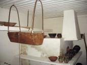 2009 р. Колиска на тлі печі