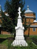 Загальний вигляд на тлі церкви