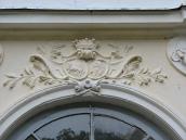 Рельєфна прикраса над вікном