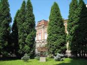 201 р. Пам’ятний знак на тлі будинку