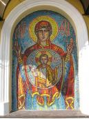 Ікона «Богородиця Знамення» в ніші…