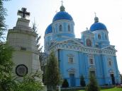 Пам’ятний хрест на тлі церкви