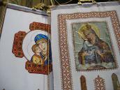 Вишиті хоругви з іконами «Богородиця…