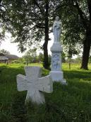 2006 р. Хрест і фігура на цвинтарі