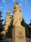 Пам’ятник на тлі церкви