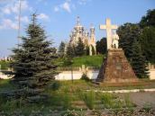 2007 р. Пам’ятник на тлі церкви