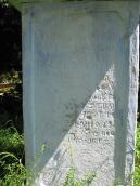 Напис на постаменті