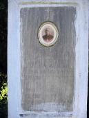 Напис на постаменті