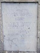 Напис на постаменті