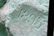 2017 р. Плита із датою «1895»