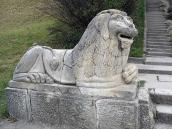 2006 р. Скульптура лева перед сходами…