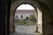 2009 р. Вид на двір крізь браму
