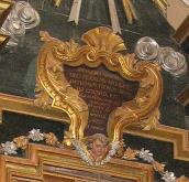 Верхній картуш з латинським написом