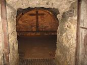 Прохід у крипту